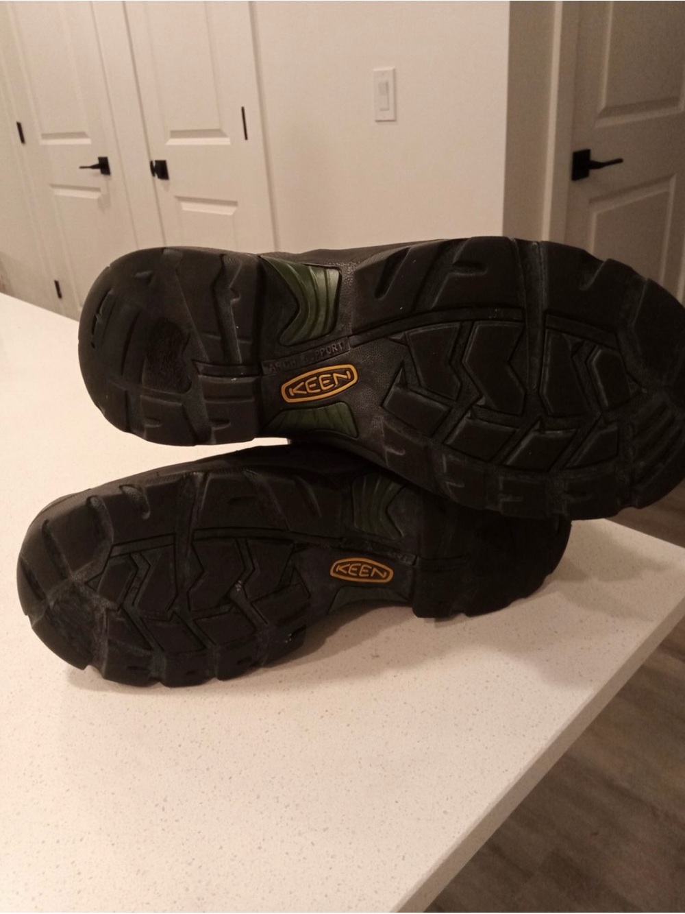 Keen Men's Brown Leather Waterproof Hiking Boots - Picture 3 of 8